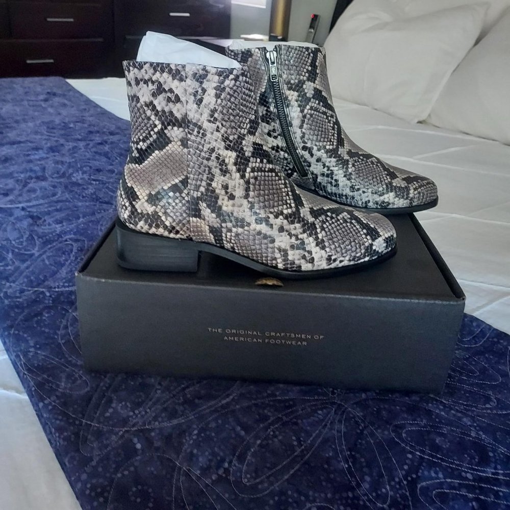 NIB Frye River Inside Zip Bootie, 8M - Picture 6 of 8
